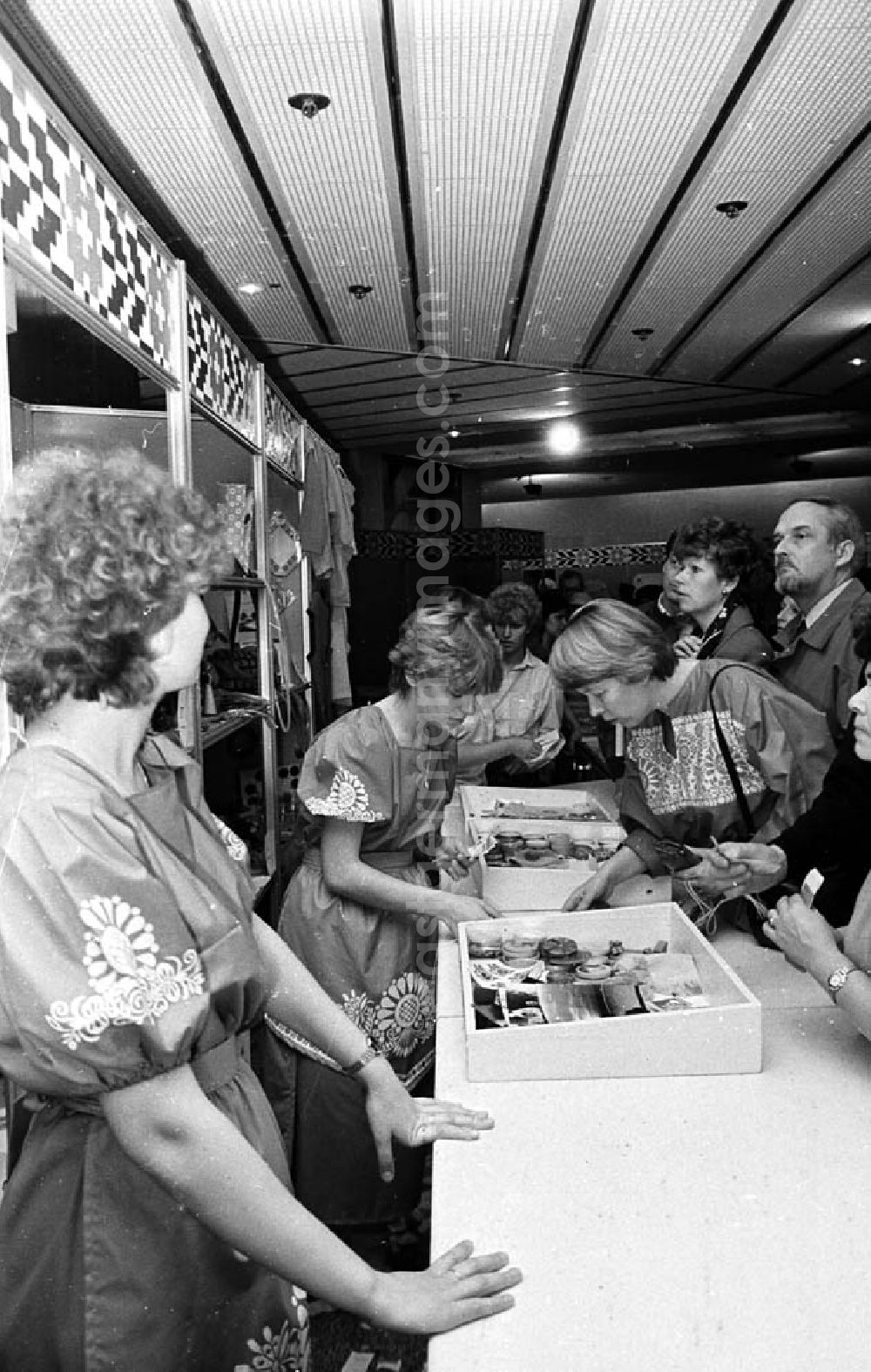 GDR image archive: Berlin - Mitte - 15.11.1986 Cottbusser Tage im Palast der Republik in Berlin - Mitte Umschlagnr.: 124