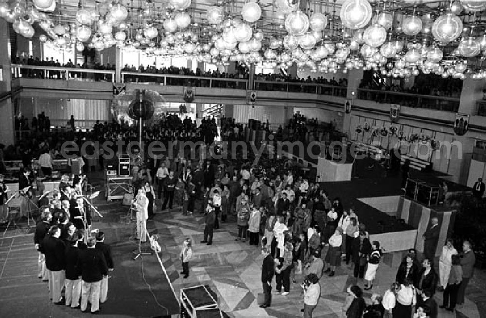 GDR picture archive: Berlin - Mitte - 15.11.1986 Cottbusser Tage im Palast der Republik in Berlin - Mitte Umschlagnr.: 124