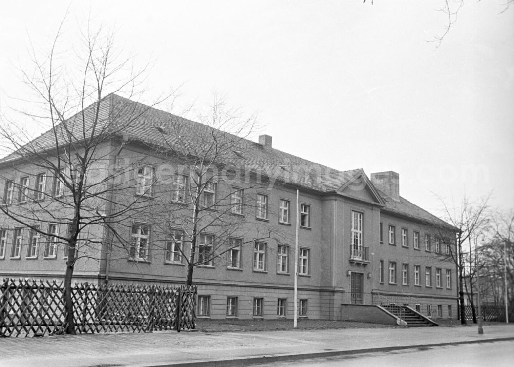 GDR image archive: Berlin - The children's home of the Kabelwerk Oberspree (KWO) on the street An der Wuhlheide in the district of Oberschoeneweide in Berlin East Berlin in the territory of the former GDR, German Democratic Republic