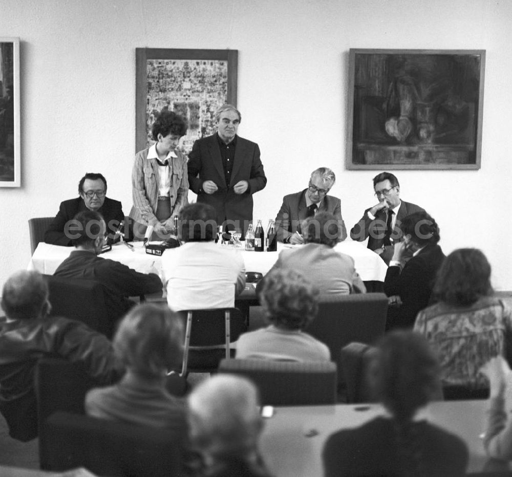 GDR image archive: Berlin - Die Schriftsteller Ales Adamowitsch (l.) und Daniil Alexandrowitsch Granin (M.) auf einer Lesung in Berlin.