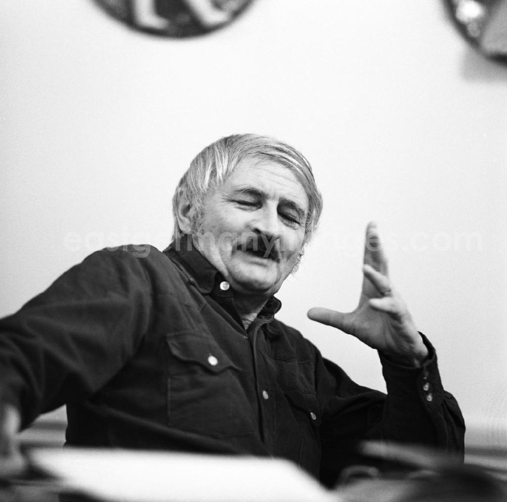 GDR photo archive: Berlin - Der ungarische Schriftsteller Almos Csongar auf einer Lesung in der DDR.