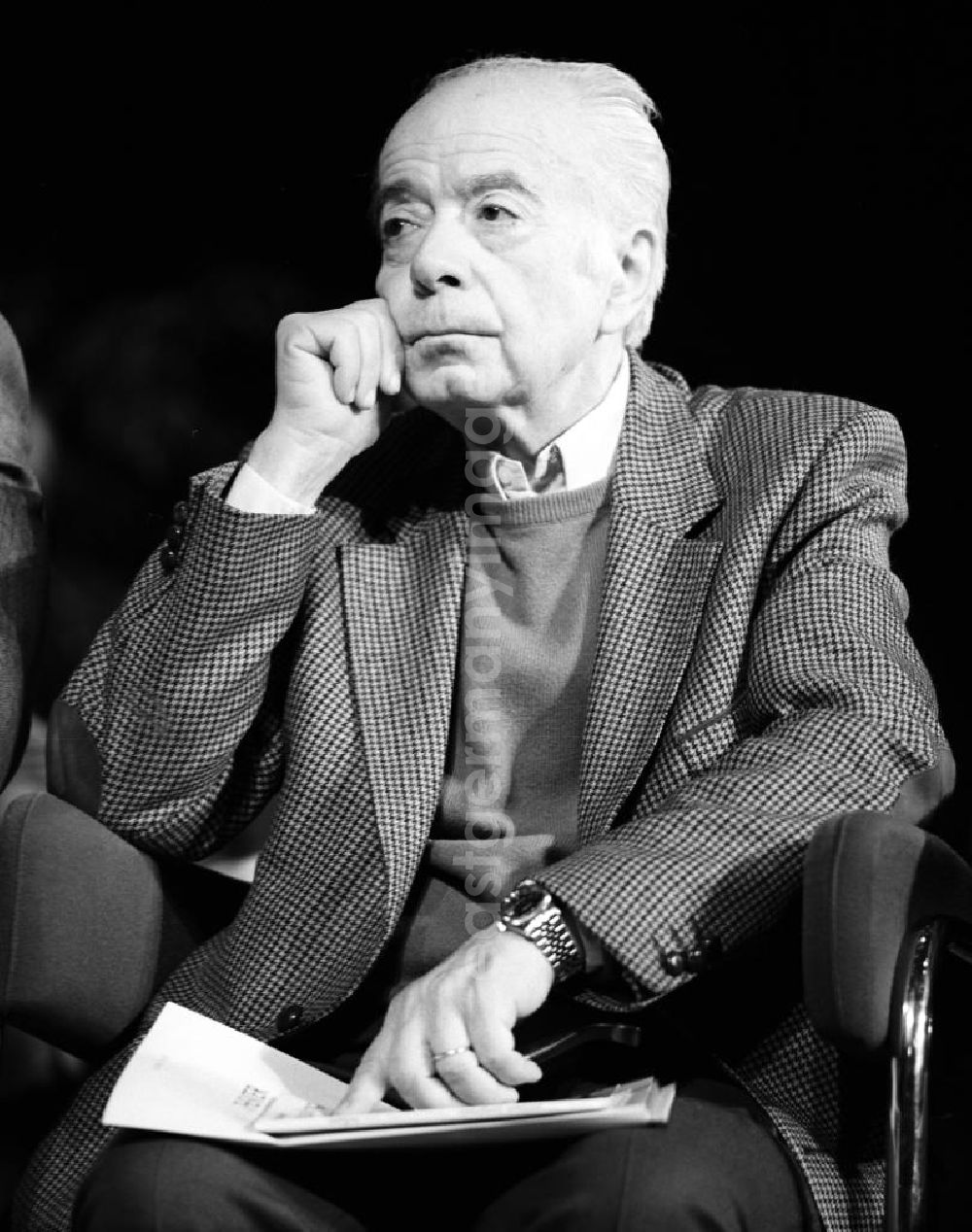 GDR photo archive: Berlin - Der Schriftsteller Antonis Samarakis im Theater im Palast ( TiP ) in Berlin. Das TiP war ein beliebter Veranstaltungsort im Palast der Republik.