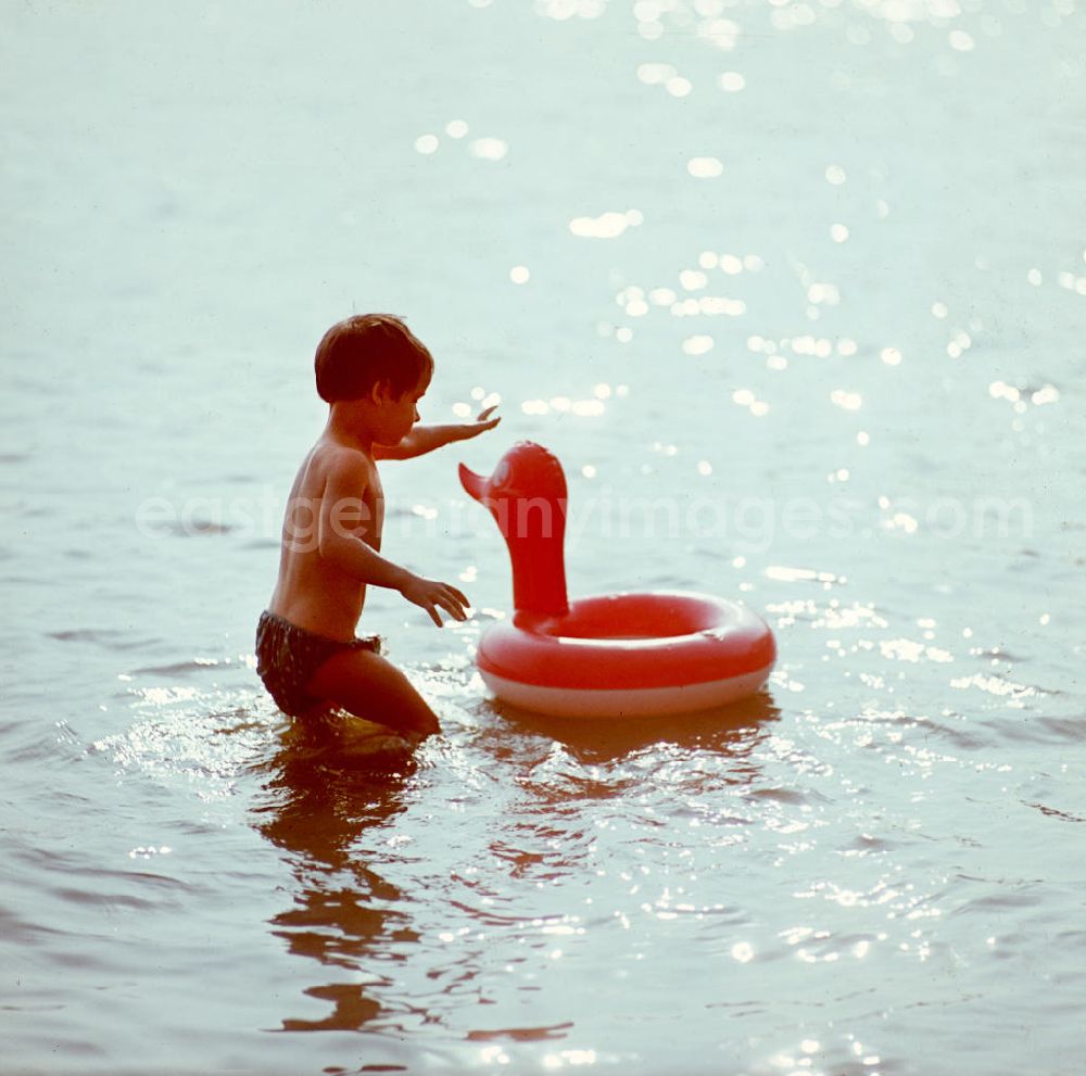 Leipzig: Ein kleiner Junge hat Spaß beim Baden mit seinem Schwimmreifen im Auensee in Leipzig.