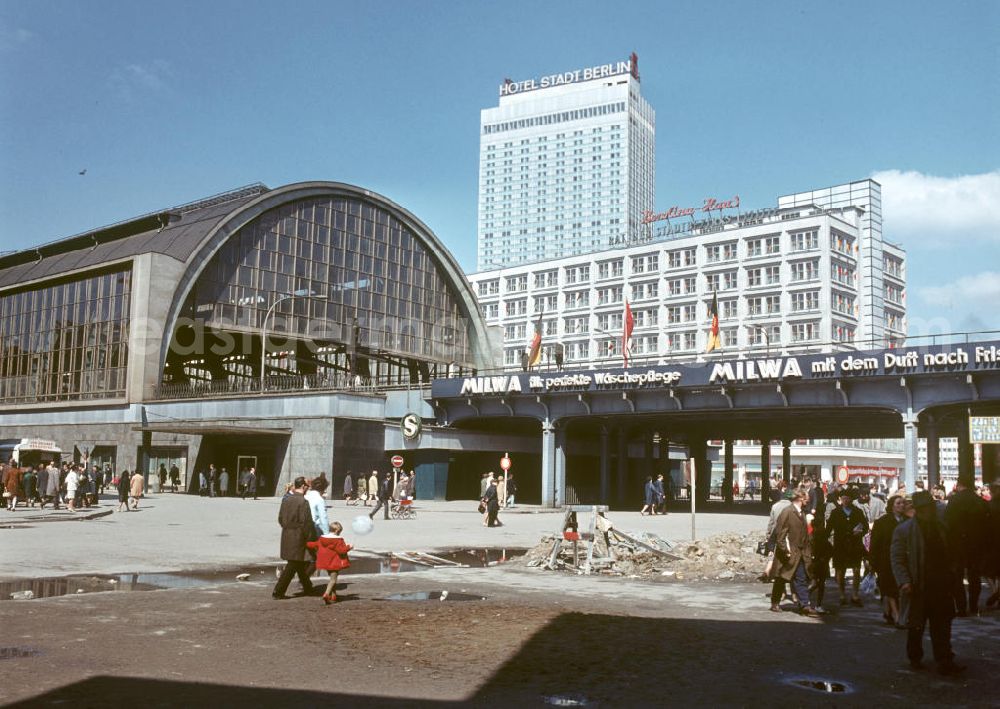 GDR image archive: Berlin - Zum 1. Mai mit Fahnen festlich geschmückt ist das Zeughaus Unter den Linden in Berlin-Mitte. Das Museum für Deutsche Geschichte (MfDG) hatte in der DDR hier seinen Sitz.