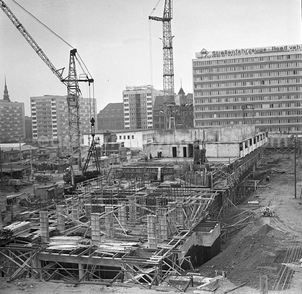 GDR picture archive: Leipzig - Blick auf eine Baustelle an einer der ältesten und traditionsreichsten Straßen in Leipzig, dem Brüh. Die einstige Weltstraße der Pelze war im Zweiten Weltkrieg nahezu vollständig zerstört worden, eine Neubebauung des Brühls erfolgte vor allem in den 6