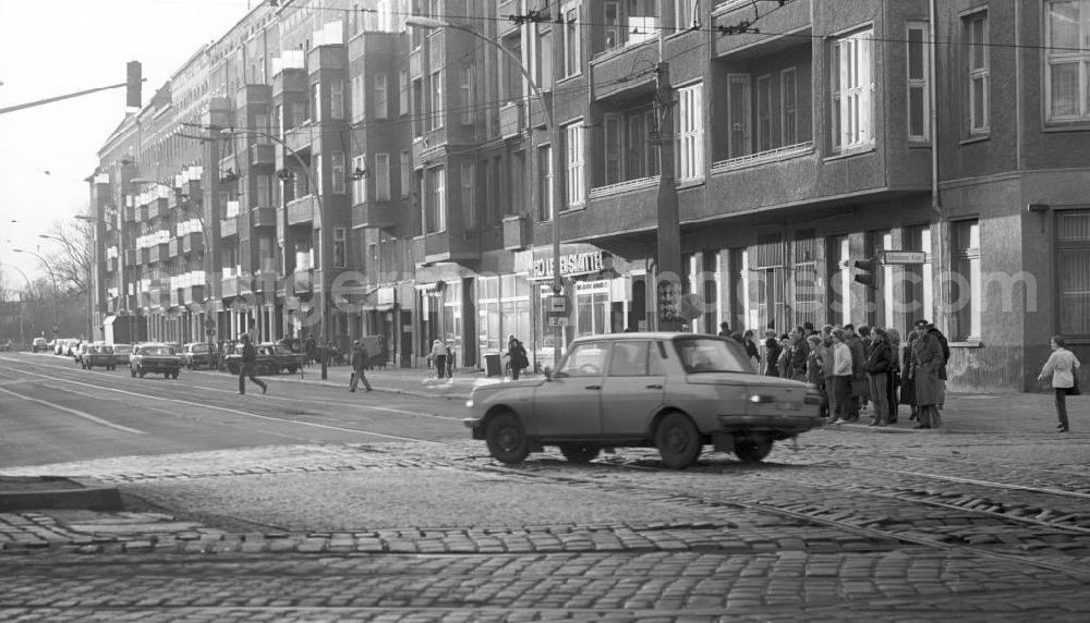 GDR picture archive: Berlin - Blick auf die Eberswalder Straße / Ecke Schönhauser Allee im Berliner Stadtbezirk Prenzlauer Berg.