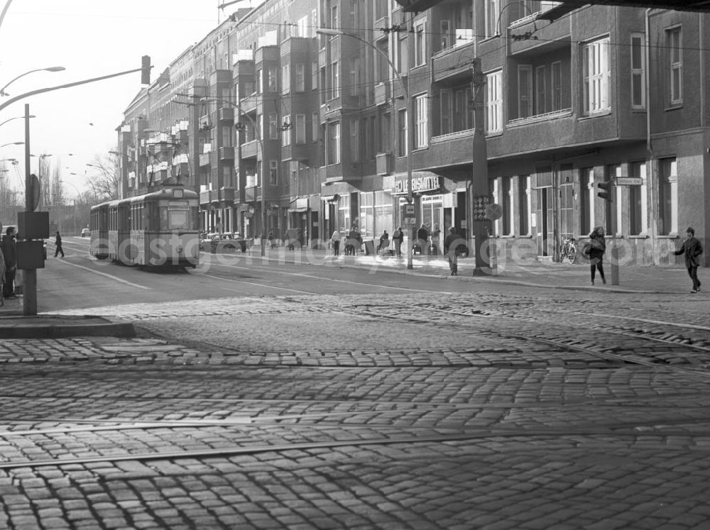 Berlin: Blick auf die Eberswalder Straße / Ecke Schönhauser Allee im Berliner Stadtbezirk Prenzlauer Berg.