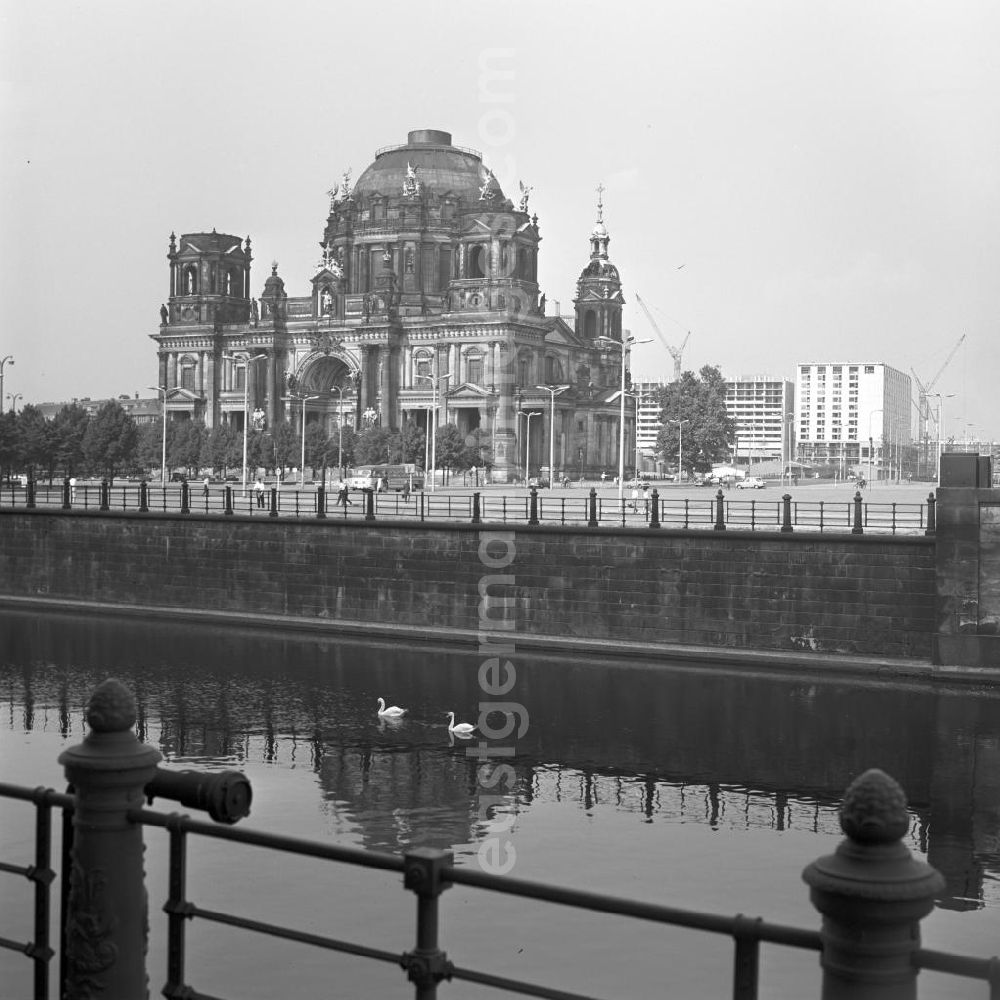 GDR picture archive: Berlin - Blick über die Spree auf den Berliner Dom mit provisorisch verschlossener Kuppel. Foto: Klaus Morgenster.