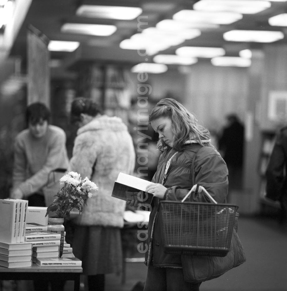 GDR photo archive: Berlin - Besucher auf einer Lesung von Wolfgang Kellner.