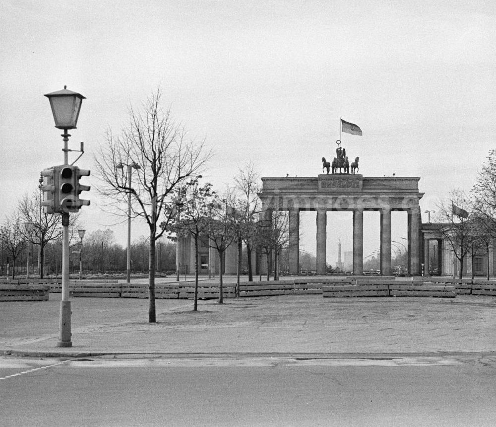 GDR picture archive: Berlin - Blick auf die Sperranlagen am Brandenburger Tor in Berlin. Mit dem Bau der Berliner Mauer 1961 - dem Bollwerk des Ostens - gehörte das Brandenburger Tor zum Grenz-Sperrgebiet. Es wurde zum Symbol des Kalten Krieges.