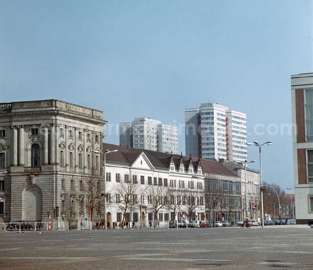 GDR image archive: Berlin - Blick in die Breite Straße in Berlin mit den historischen Gebäuden Alter Marstall (v.l.n.r.), Berliner Stadtbibliothek und Ribbeck-Haus, aufgenommen. Im Hintergrund die neu errichteten Wohnhäuser in Plattenbauweise auf der Fischerinsel.