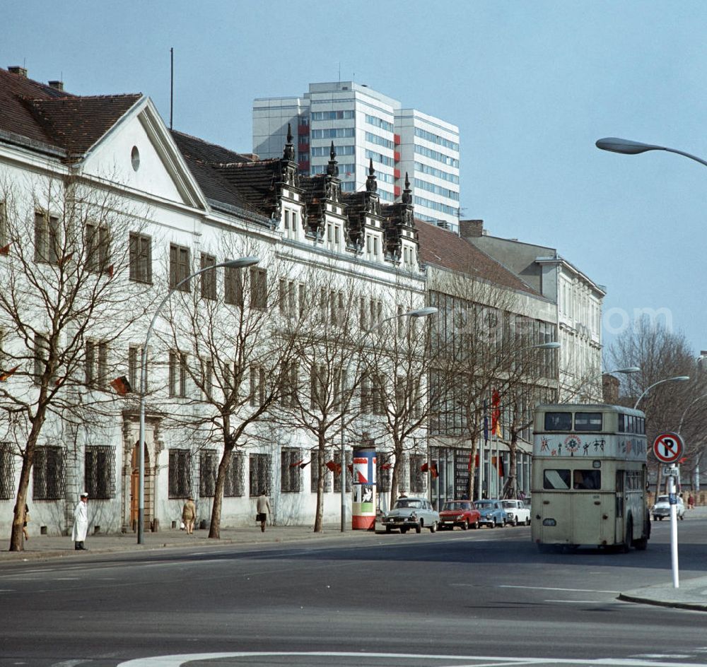 GDR photo archive: Berlin - Blick in die Breite Straße in Berlin mit den historischen Gebäuden Berliner Stadtbibliothek (l) und Ribbeck-Haus. Im Hintergrund die neu errichteten Wohnhäuser in Plattenbauweise auf der Fischerinsel.