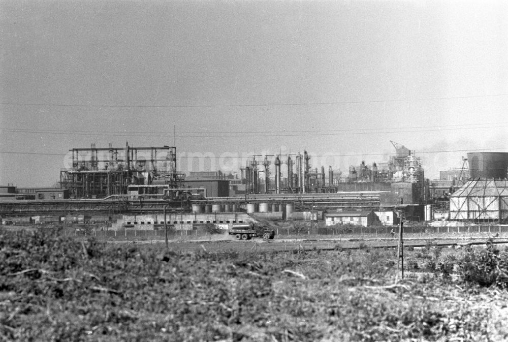 Schkopau: Production facilities and production equipment of the VEB Chemische Werke Buna Schkopau in Schkopau, Saxony-Anhalt on the territory of the former GDR, German Democratic Republic