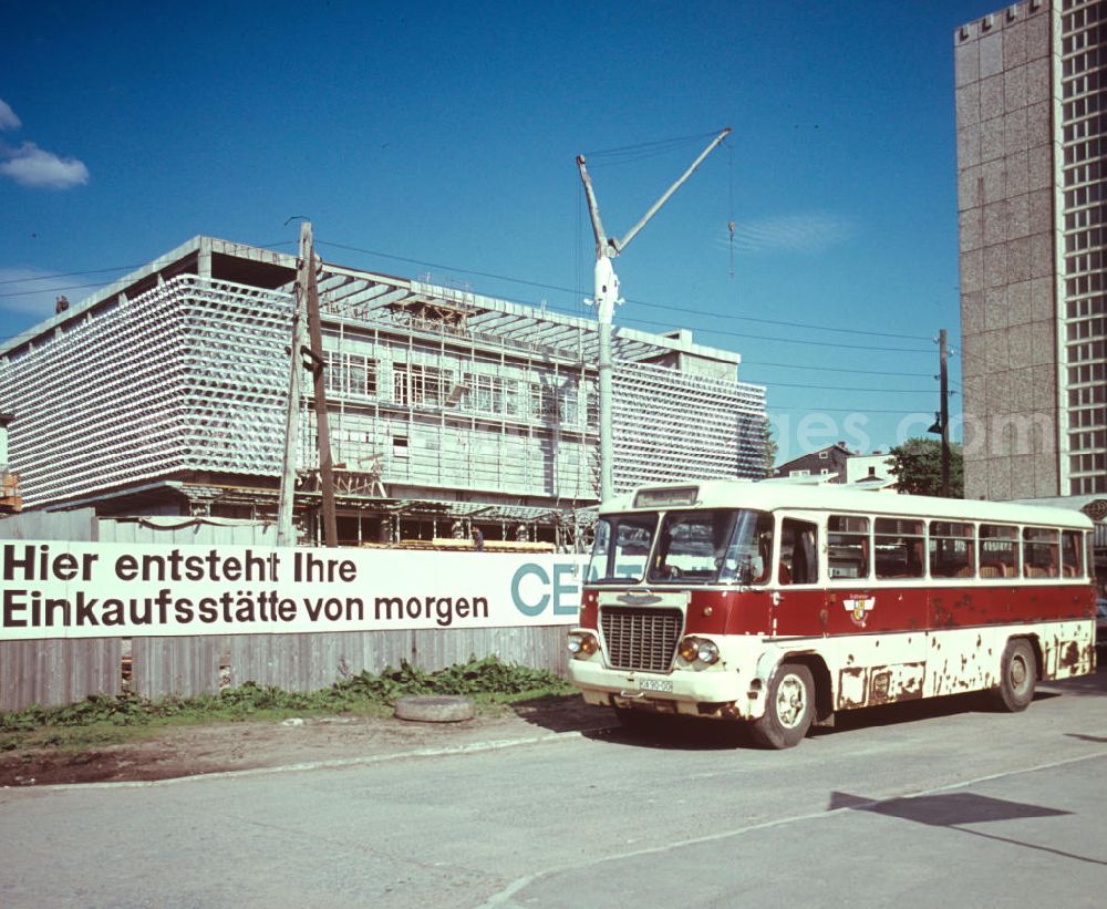 Suhl: Errichtung eines Centrum Warenhauses in Suhl. Wie andere Städte der DDR wurde auch die Bezirkshauptstadt Suhl - unter Vernachlässigung der historischen Bausubstanz - sozialistisch umgestaltet. Es entstand ein neues Stadtzentrum mit Hochhäusern, kulturellen Einrichtungen, Verwaltungsgebäuden und einem Centrum Warenhaus.