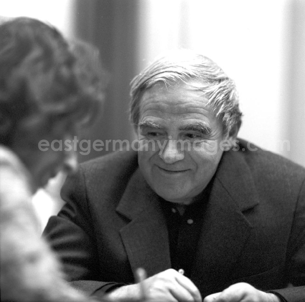 GDR photo archive: Berlin - Der Schriftsteller Daniil Alexandrowitsch Granin auf einer Lesung in Berlin.