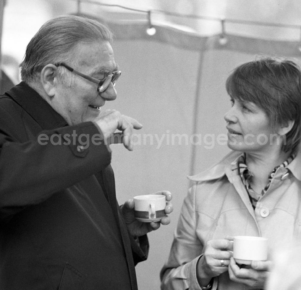 GDR picture archive: Berlin - Der Schriftsteller Emil Rudolf Greulich auf dem Schriftstellerbasar in Berlin.