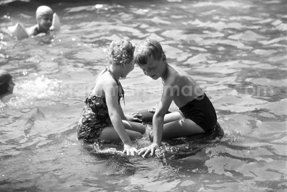 Leipzig: Im Wackerbad in Leipzig-Gohlis vergnügen sich die Kinder beim Planschen im Schwimmbecken.