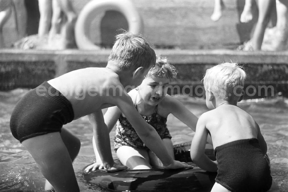 GDR image archive: Leipzig - Im Wackerbad in Leipzig-Gohlis vergnügen sich die Kinder beim Planschen im Schwimmbecken.