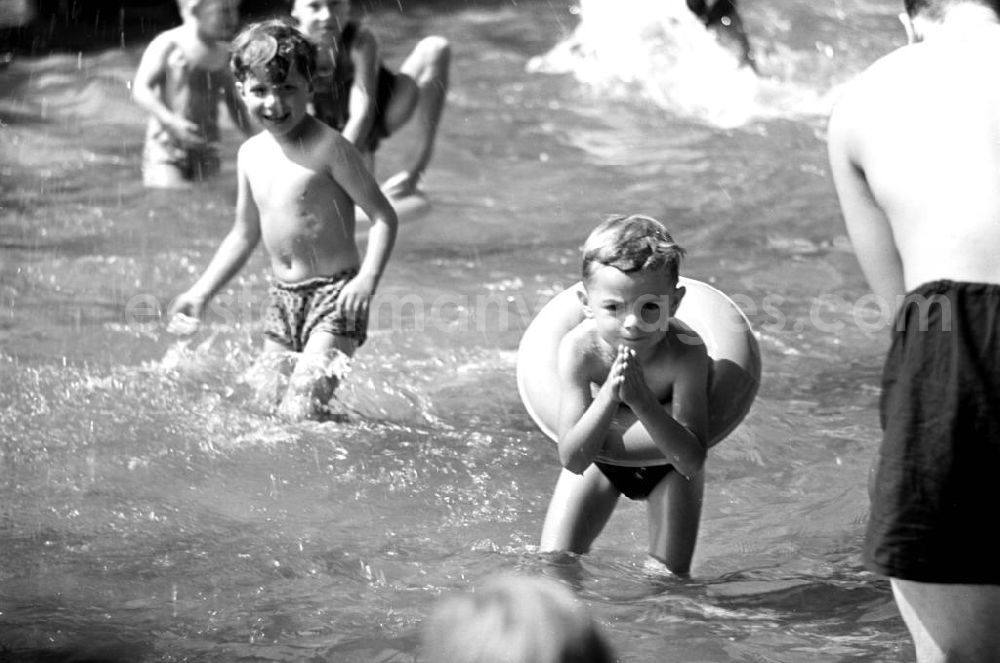 GDR photo archive: Leipzig - Schwimmenlernen im Wackerbad in Leipzig-Gohlis.