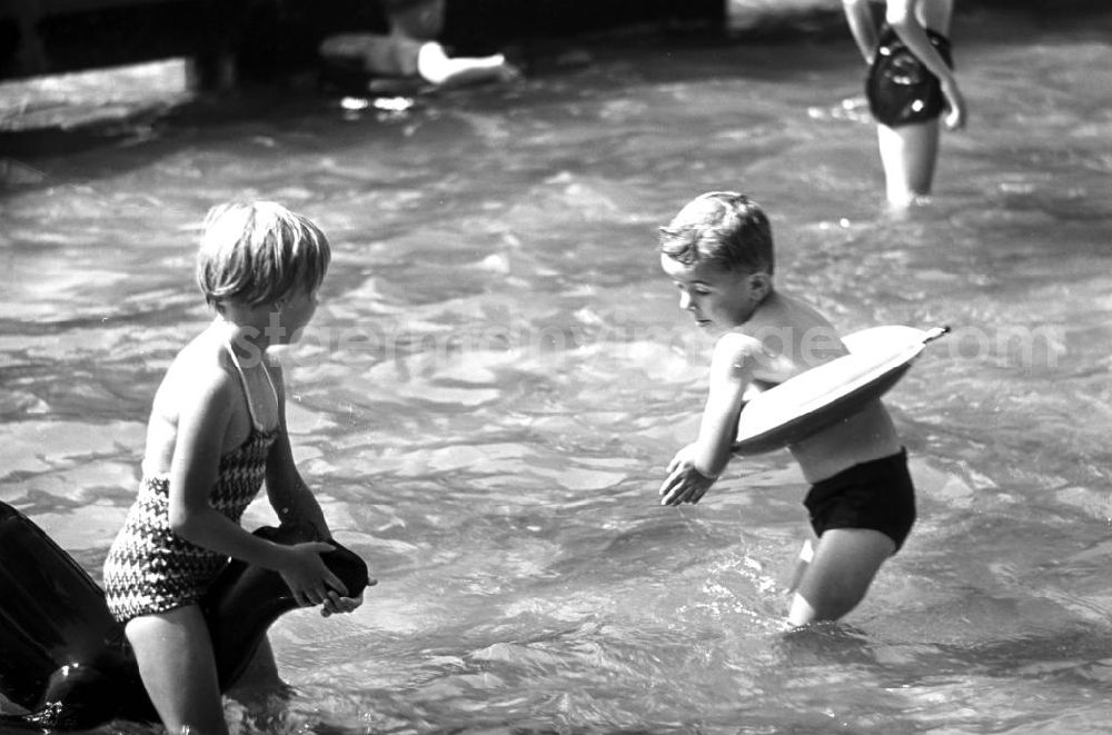 GDR photo archive: Leipzig - Schwimmenlernen im Wackerbad in Leipzig-Gohlis.