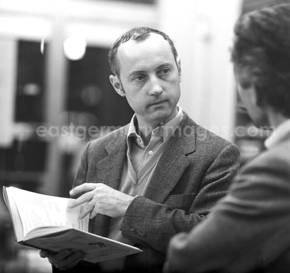 GDR photo archive: Berlin - Der Schriftsteller Friedrich Dieckmann bei der Vorstellung des von ihm herausgegebenen Buches Die Zauberflöte.