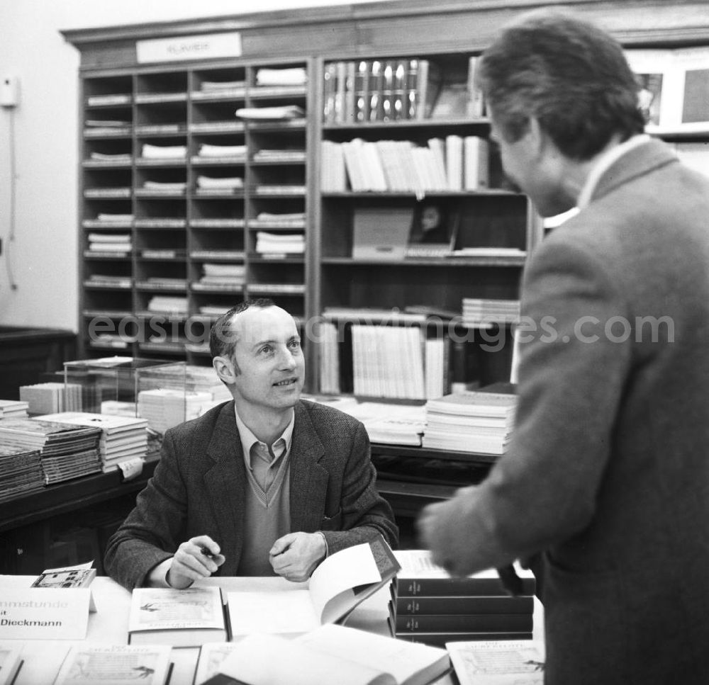 GDR image archive: Berlin - Der Schriftsteller Friedrich Dieckmann bei der Vorstellung des von ihm herausgegebenen Buches Die Zauberflöte.