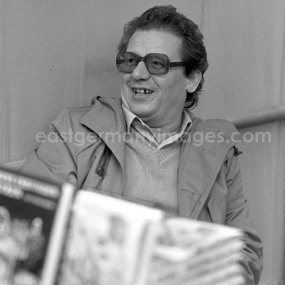 GDR photo archive: Berlin - Der Schriftsteller Martin Selber auf dem Schriftstellerbasar in Berlin.