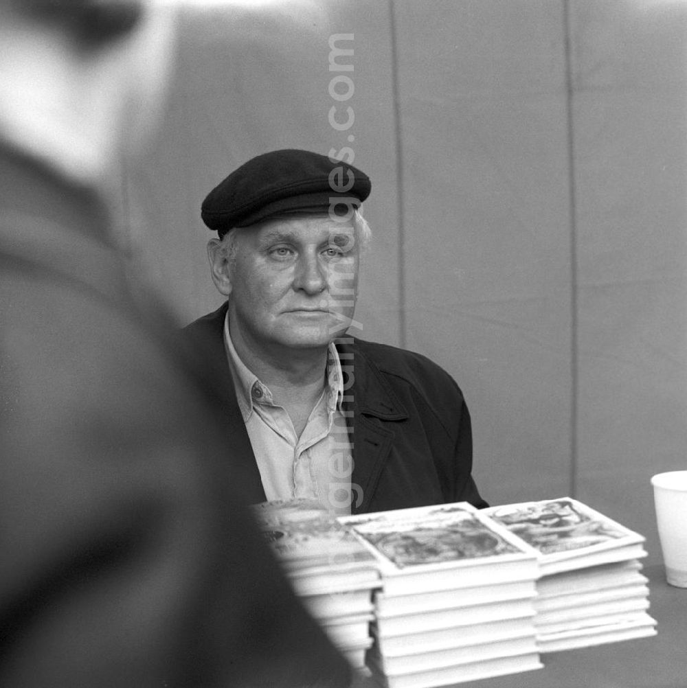 GDR photo archive: Berlin - Der Schriftsteller und Maler Gotthold Gloger auf dem Schriftstellerbasar in Berlin.