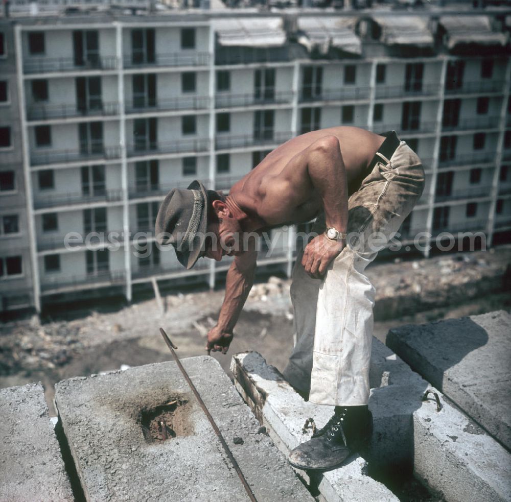 GDR image archive: Halle an der Saale - Ein Bauarbeiter überprüft in einem Neubaugebiet in Halle-Neustadt die Betonplatten. Am Standort der Chemieindustrie der DDR wurde in den 1960er und 197