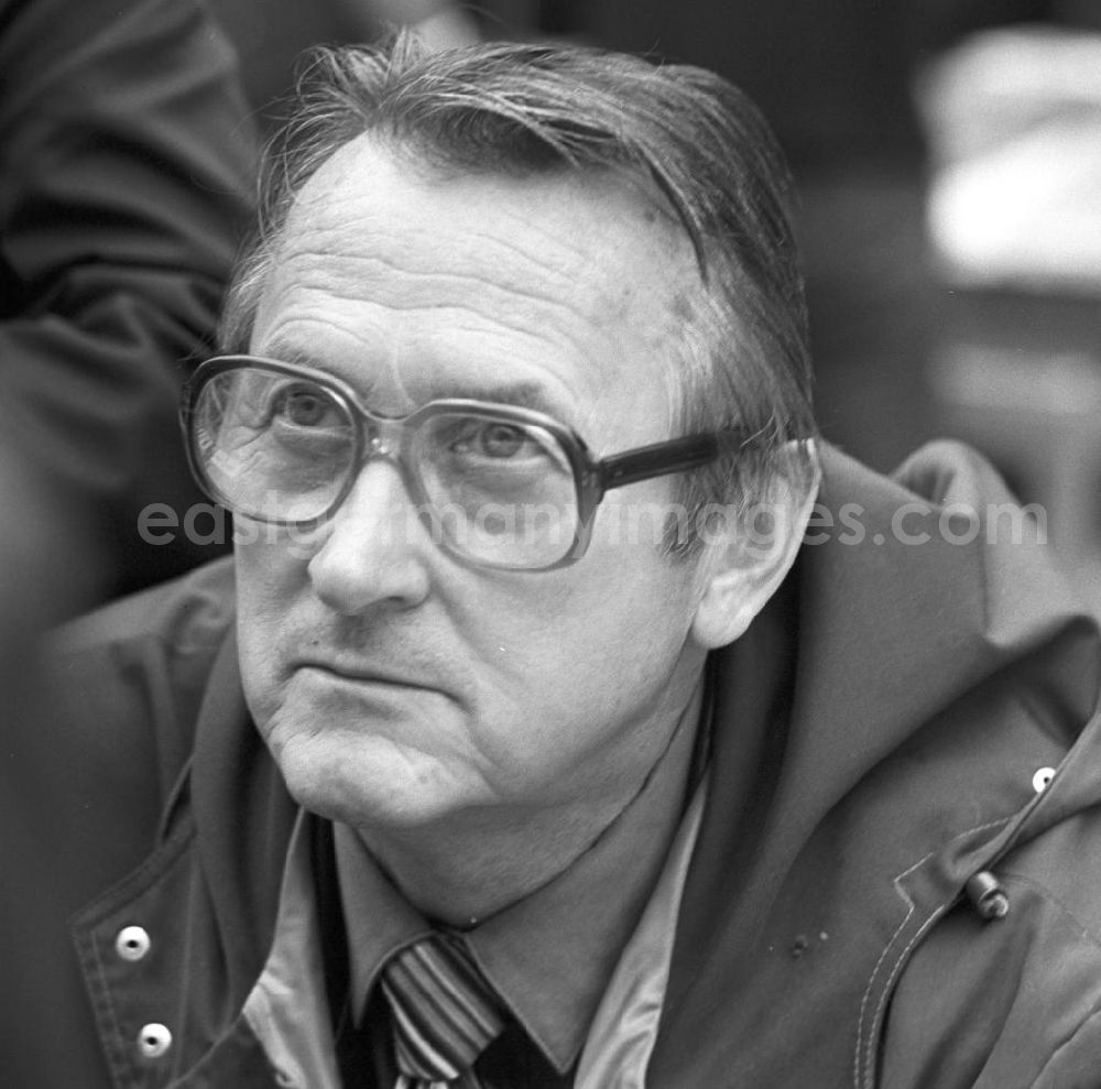 GDR photo archive: Leipzig - Der Schriftsteller Hanns Cibulka auf dem Buchmarkt in Leipzig.