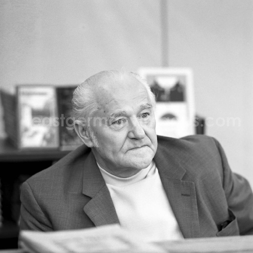 GDR photo archive: Berlin - Der Schriftsteller Hans Siebe auf dem Schriftstellerbasar in Berlin.