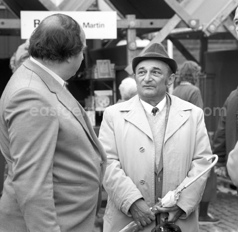 GDR picture archive: Berlin - Der Schriftsteller Harry Thürk auf dem Schriftstellerbasar in Berlin.