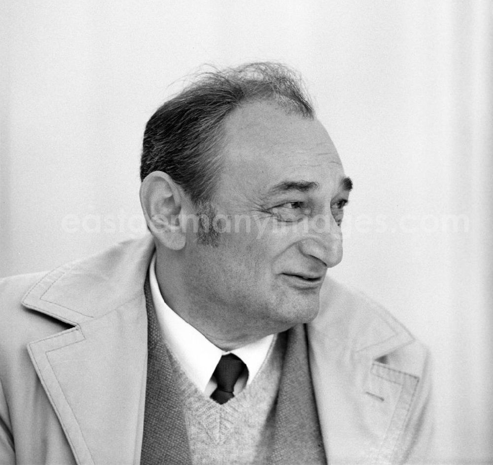 GDR image archive: Berlin - Der Schriftsteller Harry Thürk auf dem Schriftstellerbasar in Berlin.