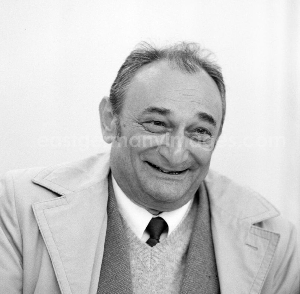 GDR photo archive: Berlin - Der Schriftsteller Harry Thürk auf dem Schriftstellerbasar in Berlin.