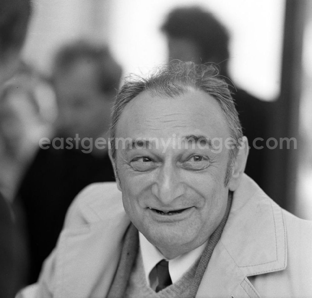 GDR picture archive: Berlin - Der Schriftsteller Harry Thürk auf dem Schriftstellerbasar in Berlin.