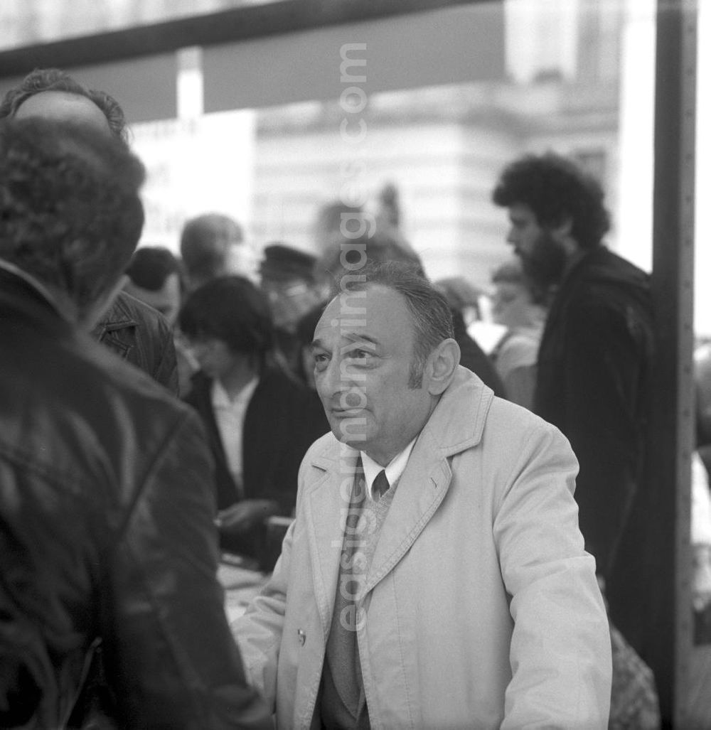 GDR picture archive: Berlin - Der Schriftsteller Harry Thürk auf dem Schriftstellerbasar in Berlin.