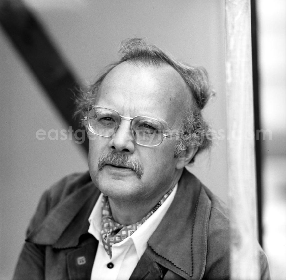 GDR photo archive: Berlin - Der Schriftsteller Heinz Kruschel auf dem Schriftstellerbasar in Berlin.