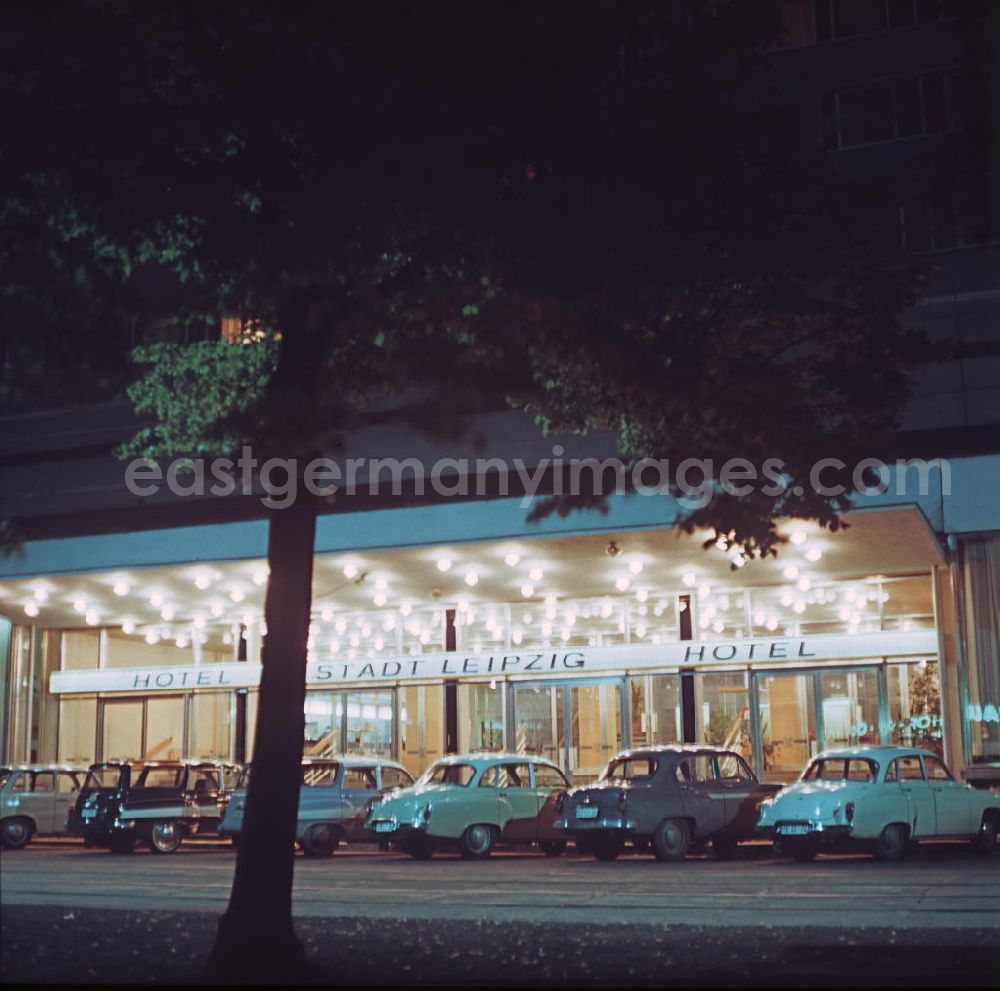 GDR picture archive: Leipzig - Hell erleuchtet lädt das Hotel Stadt Leipzig zu einem Besuch ein.