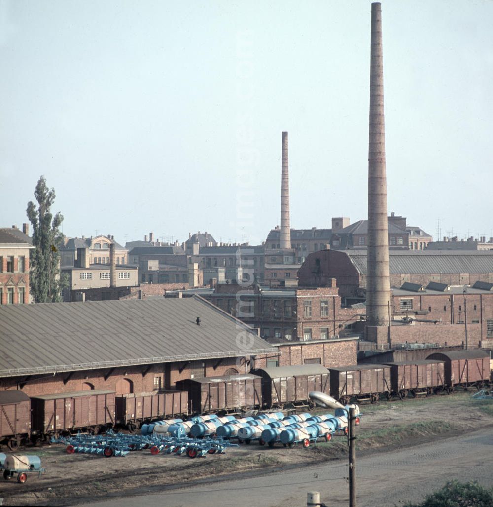 GDR photo archive: Leipzig - Blick auf die Industriesiedlung Plagwitz in Leipzig. Im 19. Jahrhundert hatten sich in der Gemeinde Plagwitz verschiedene Fabriken angesiedelt. Auch zu DDR-Zeiten hatten mehrere Volkseigene Betriebe hier ihren Sitz.