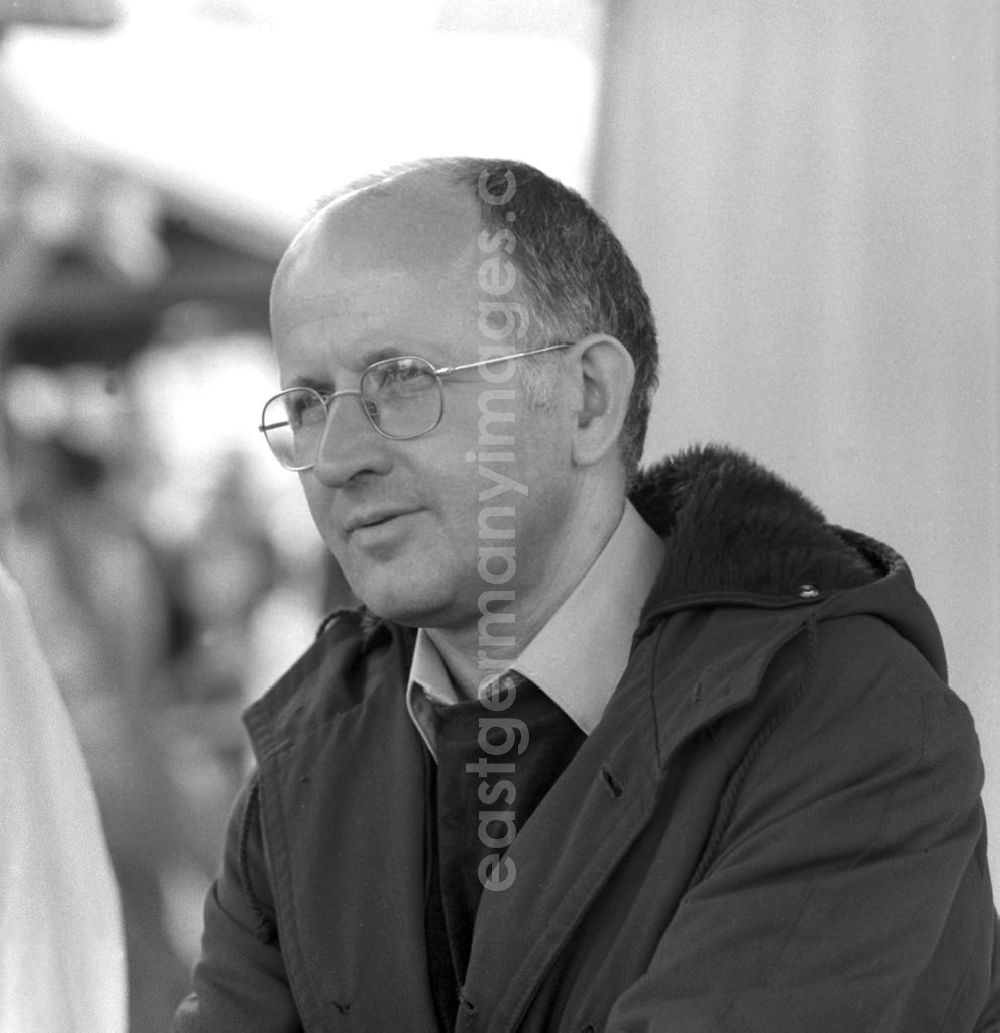 GDR image archive: Berlin - Der Schriftsteller Jürgen Leskien auf dem Schriftstellerbasar in Berlin.