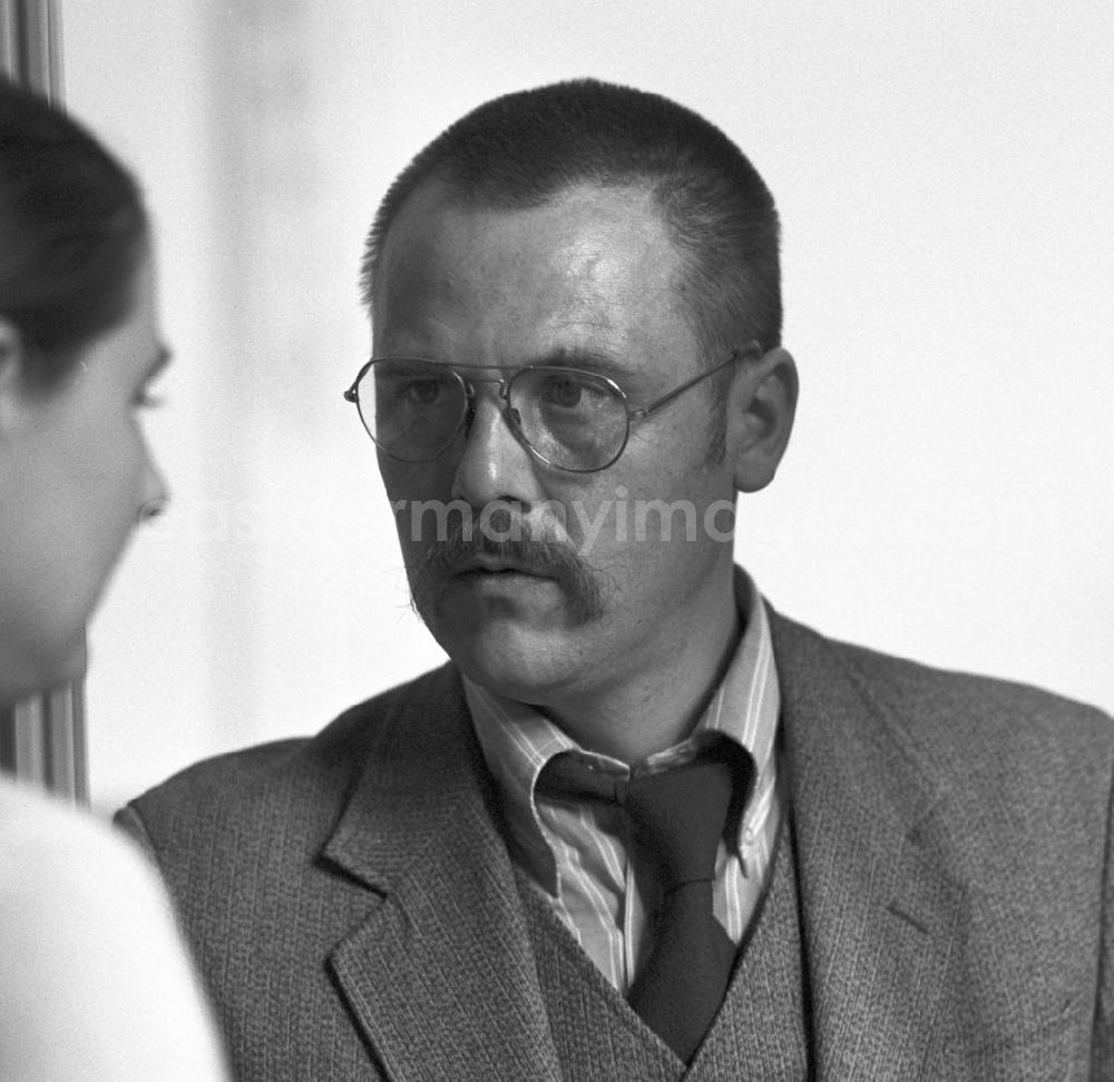 GDR picture archive: Berlin - Der Schriftsteller Jürgen Rennert auf dem Schriftstellerbasar in Berlin.