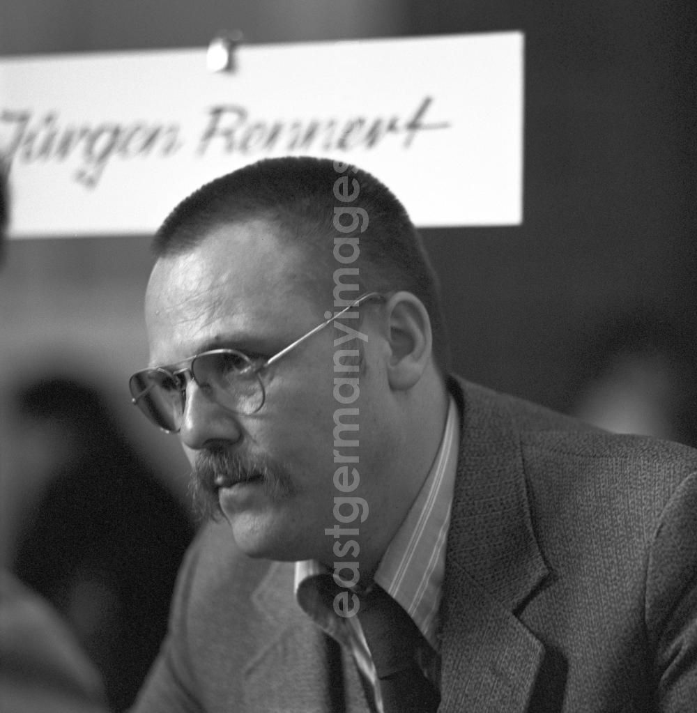 GDR image archive: Berlin - Der Schriftsteller Jürgen Rennert auf dem Schriftstellerbasar in Berlin.