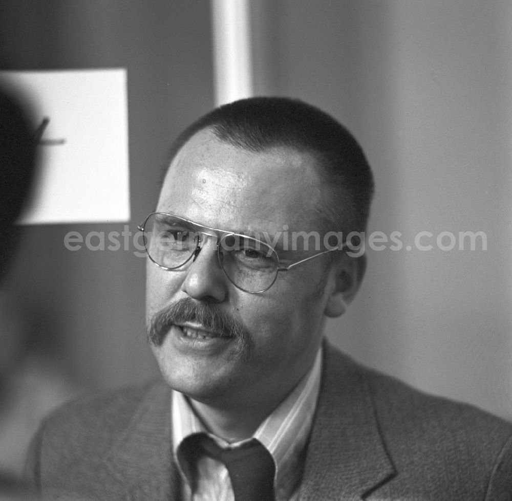 GDR photo archive: Berlin - Der Schriftsteller Jürgen Rennert auf dem Schriftstellerbasar in Berlin.