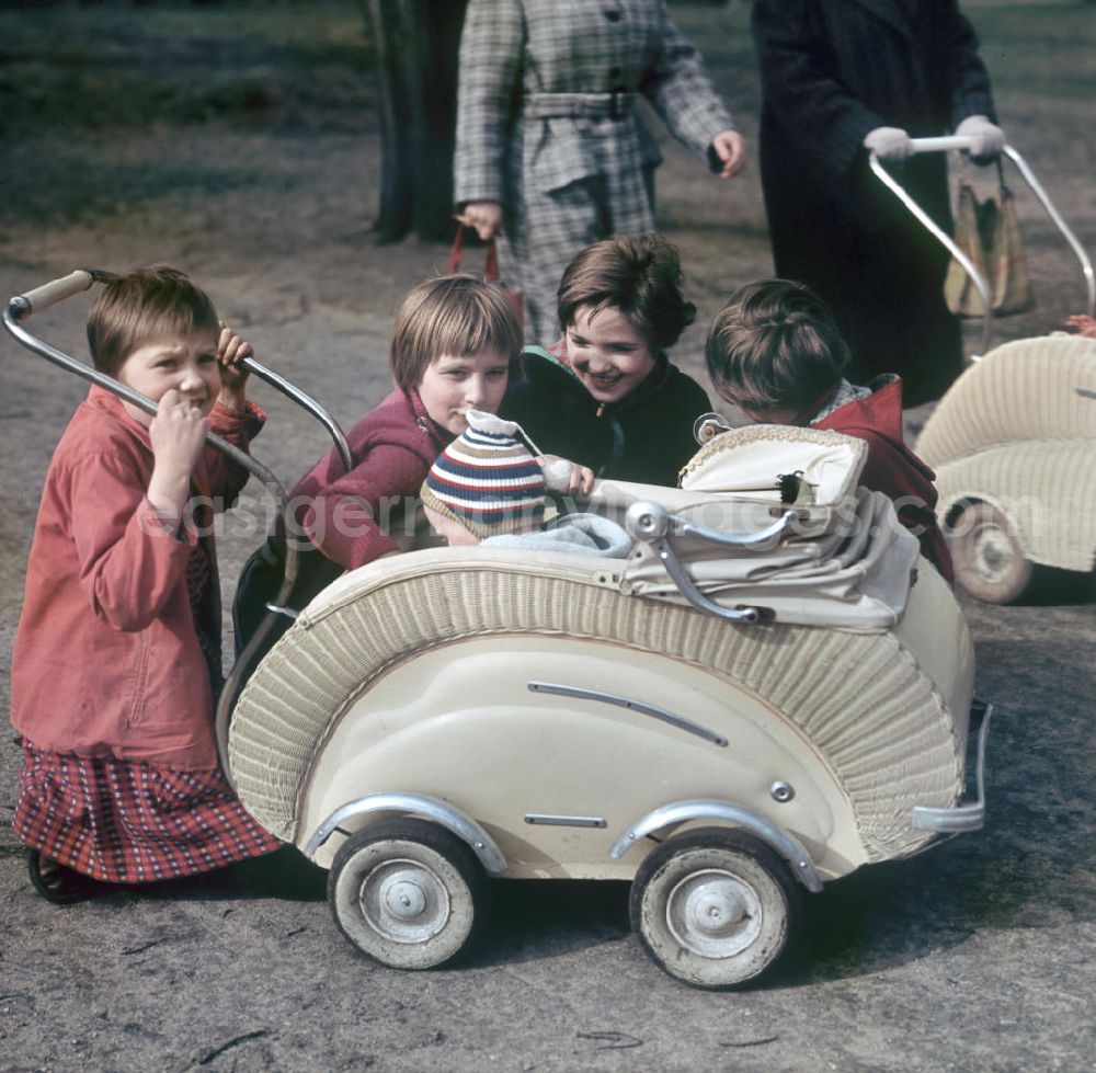 GDR picture archive: Leipzig - Straßenszene in Leipzig.