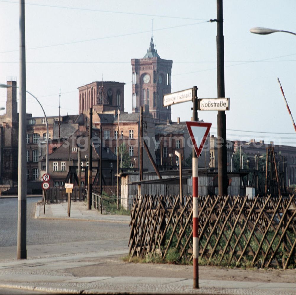 GDR photo archive: Berlin - Blick vom Köllnischen Fischmarkt / Ecke Roßstraße auf die Mühlendammbrücke, die Friedrichwerdersche Kirche und das Rote Rathaus in Berlin-Mitte. Der Köllnische Fischmarkt war einer der ältesten Plätze Berlins. Er trug seinen Namen bis 1969, bis der Platz ebenso wie die Roßstraße im Rahmen der Neugestaltung des Gebiets zur Fischerinsel verschwanden. Der Platz befand sich an der Kreuzung mit den heutigen Straßennamen Gertraudenstraße, Mühlendamm und Breite Straßen, die Roßstraße entsprach in etwa dem Verlauf der heutigen Straße Fischerinsel.