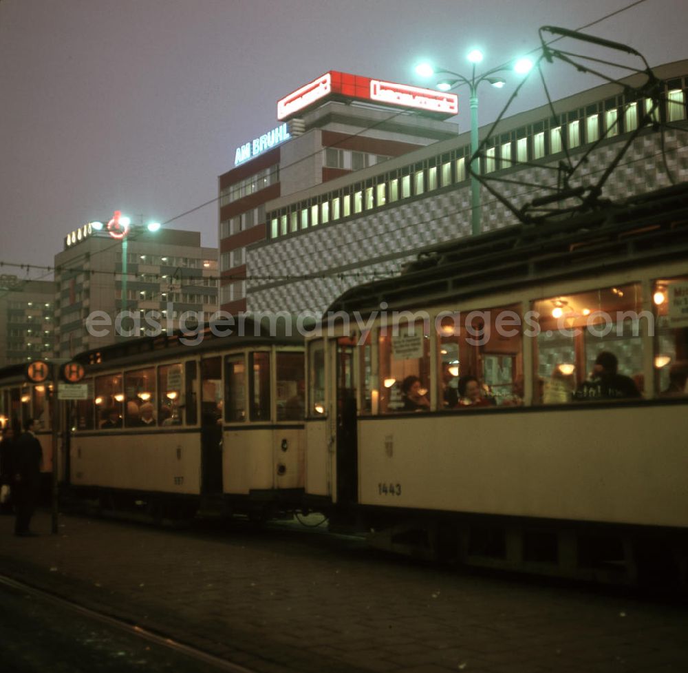 GDR image archive: Leipzig - Eine Straßenbahn hält an der Haltestelle am Konsument-Warenhaus am Brühl in Leipzig. Das wegen seiner Fassade volkstümlich auch als Blechbüchse bezeichnete Kaufhaus war am 22. August 1968 als größtes Warenhaus der DDR eröffnet worden.