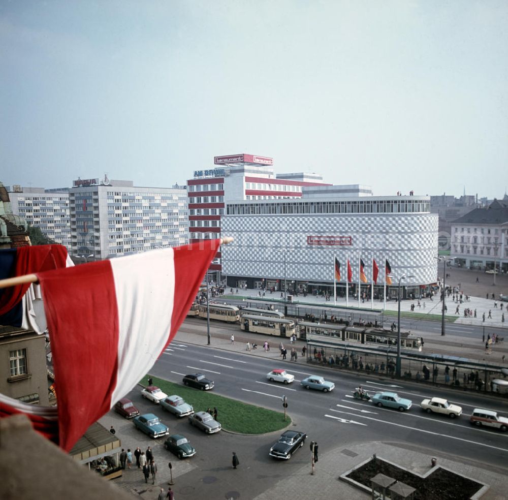 GDR image archive: Leipzig - Blick auf das Konsument-Warenhaus am Brühl in Leipzig. Das wegen seiner Fassade volkstümlich auch als Blechbüchse bezeichnete Kaufhaus war am 22. August 1968 als größtes Warenhaus der DDR eröffnet worden.