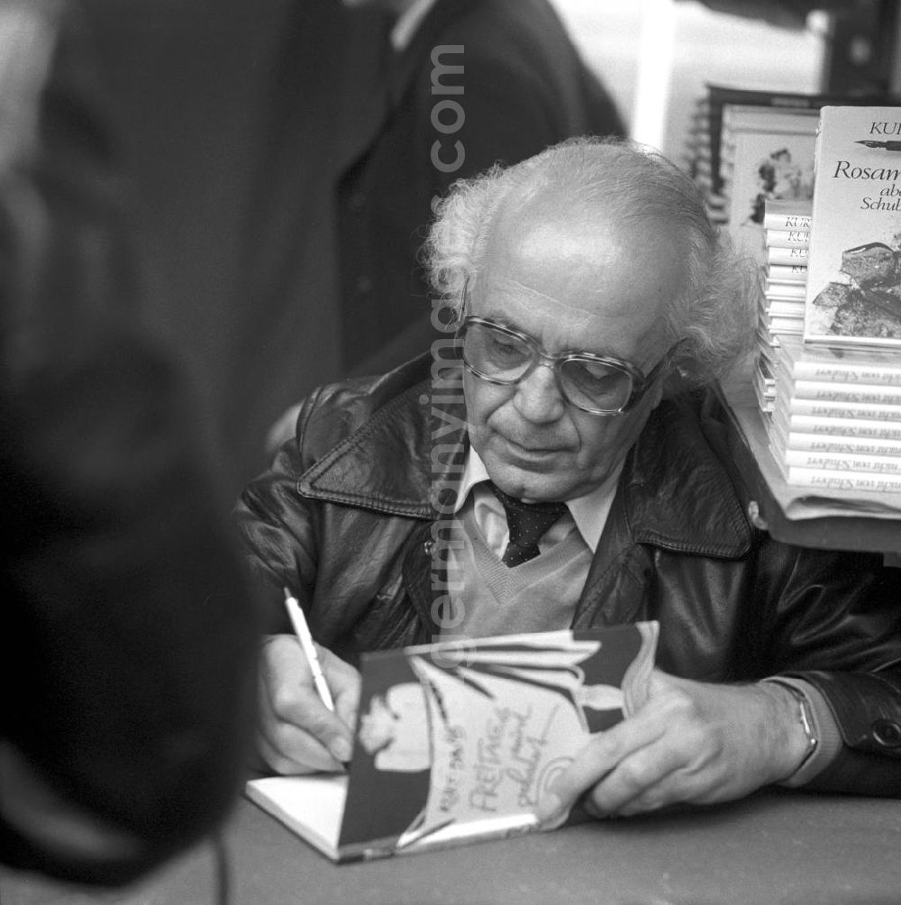 GDR image archive: Berlin - Der Schriftsteller Kurt David auf dem Schriftstellerbasar in Berlin.