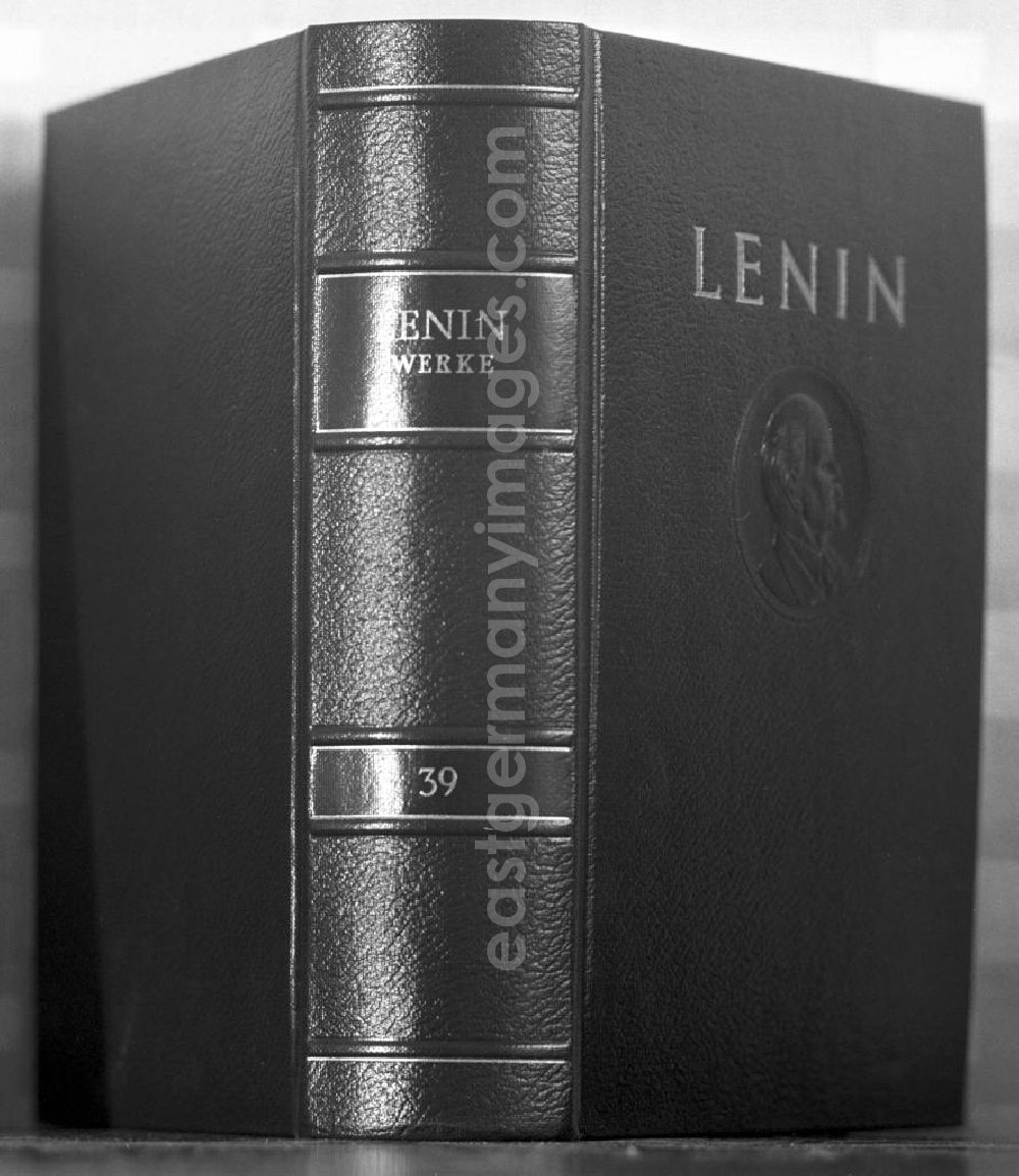 Berlin: Blick auf Band 36 der gesammelten Werke von Wladimir Iljitsch Lenin.