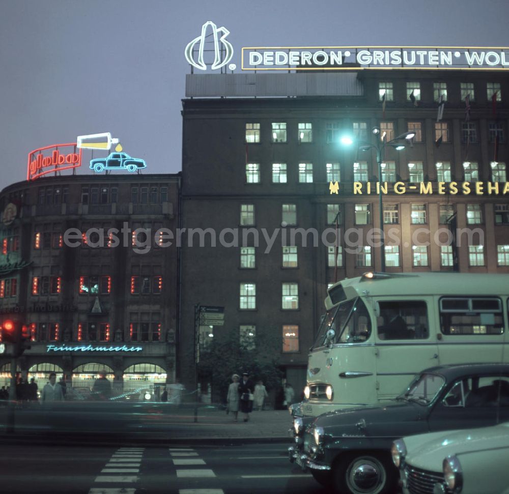 GDR picture archive: Leipzig - Leuchtreklame am Ring-Messehaus am Tröndlinring in Leipzig wirbt für Dederon, Grisuten, Wolpryla und globo.